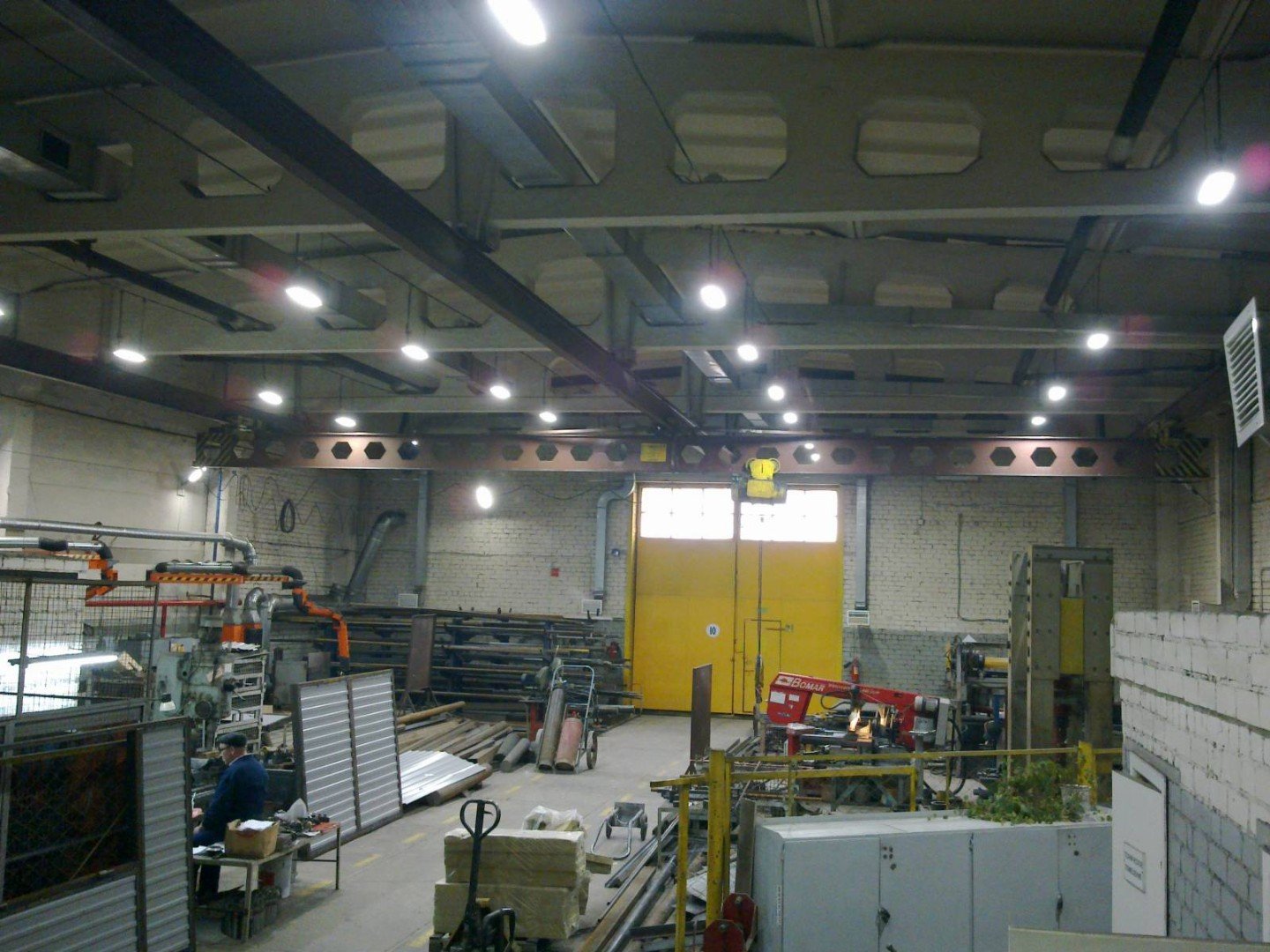 Потолочные низковольтные светильники в производственном цеху